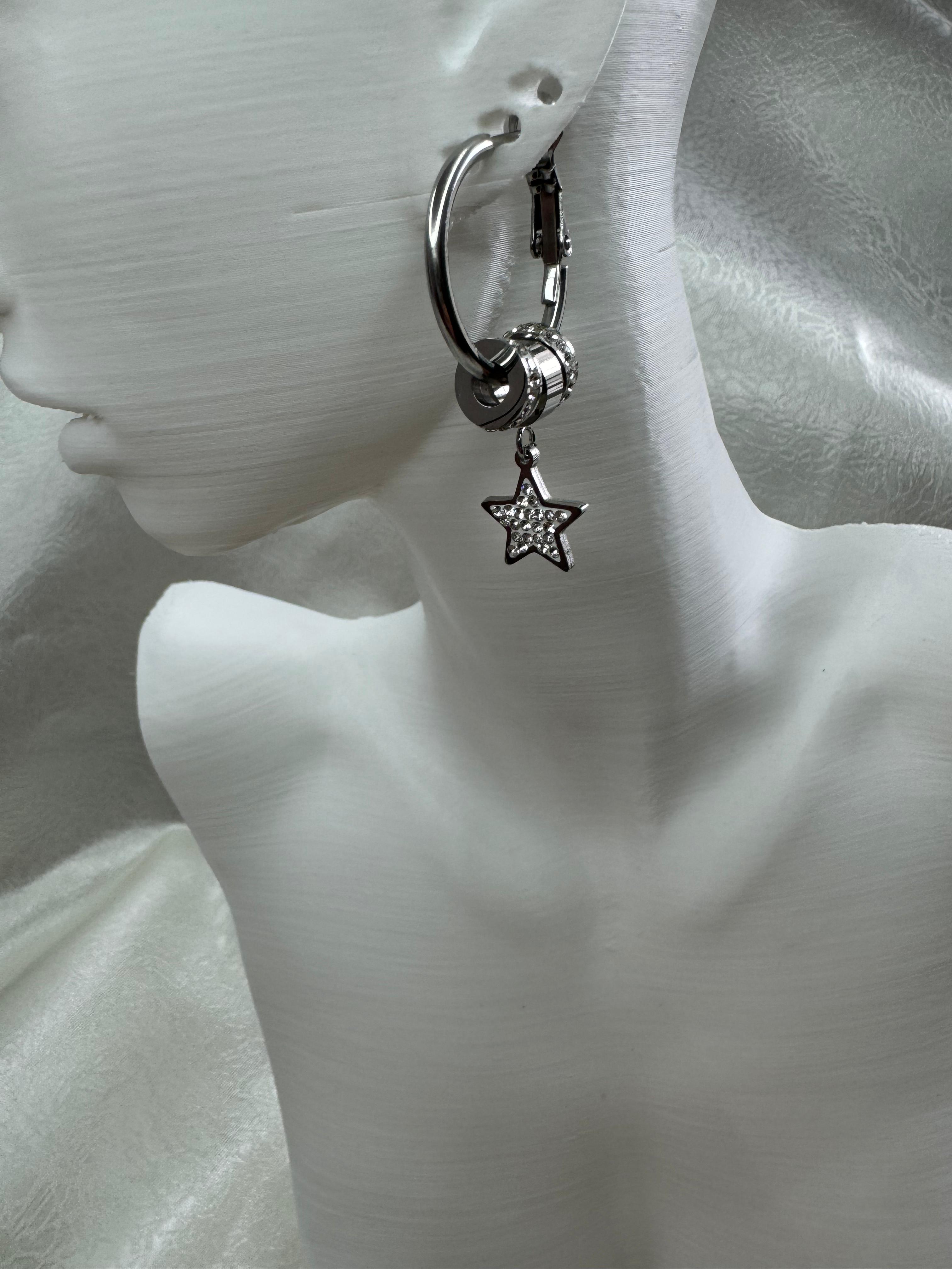 Gümüş Renk Yıldız Detaylı Çelik Küpe