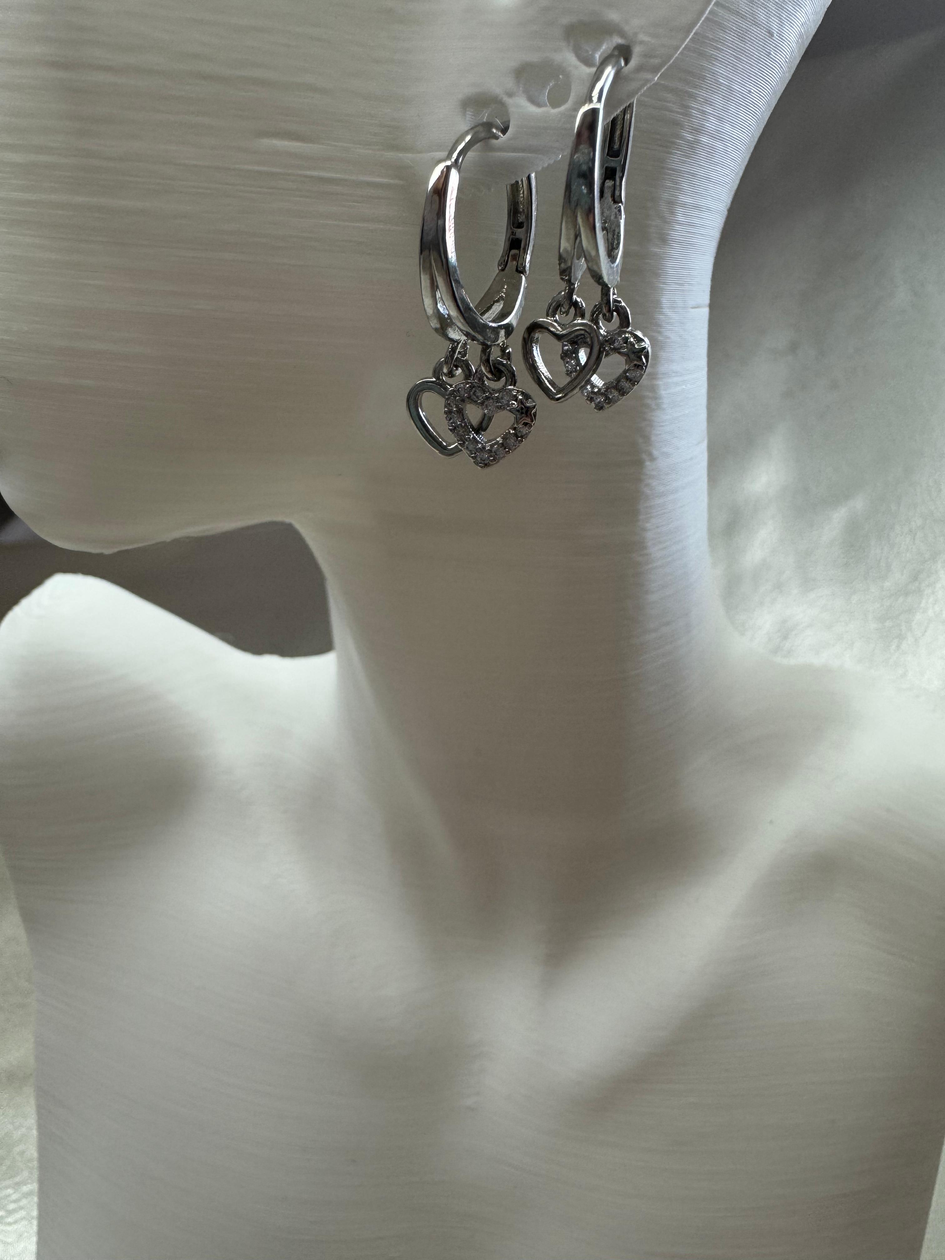 Gümüş Renk Kalp Detaylı Çelik Küpe